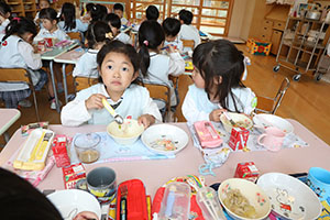 お給食の様子　　さくら・たんぽぽ