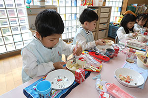 お給食の様子　　さくら・たんぽぽ