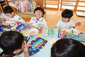 お給食の様子　　さくら・たんぽぽ