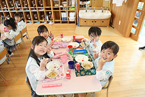 お給食の様子　　さくら・たんぽぽ