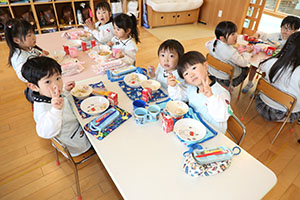 お給食の様子　　さくら・たんぽぽ