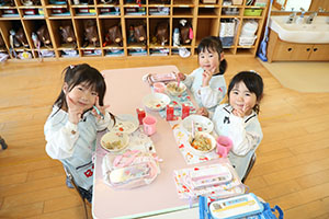 お給食の様子　　さくら・たんぽぽ