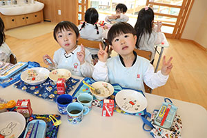 お給食の様子　　さくら・たんぽぽ