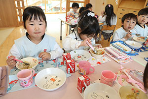 お給食の様子　　さくら・たんぽぽ