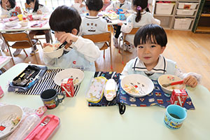 お給食の様子　　さくら・たんぽぽ