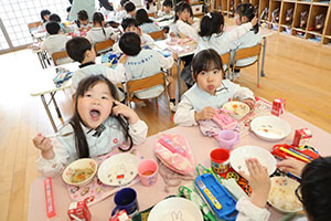 お給食の様子　　さくら・たんぽぽ