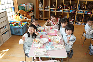 お給食の様子　　さくら・たんぽぽ