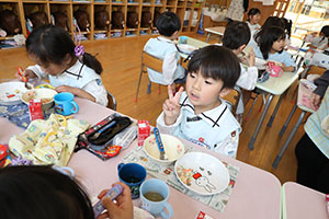 お給食の様子　　さくら・たんぽぽ