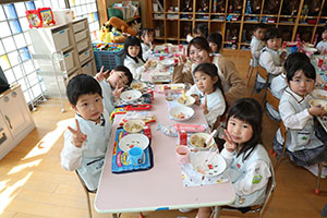お給食の様子　　さくら・たんぽぽ