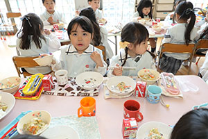 お給食の様子　　さくら・たんぽぽ
