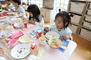 お給食の様子　　さくら・たんぽぽ