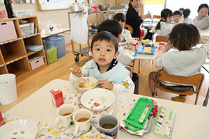 お給食の様子　　ひまわり・ばら・すみれ