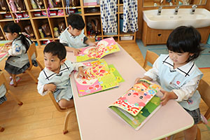 月刊絵本と制作活動の様子　うさぎ