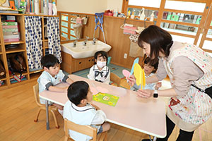 月刊絵本と制作活動の様子　うさぎ