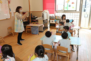 月刊絵本と制作活動の様子　うさぎ