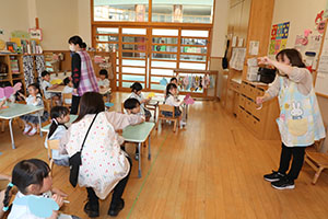 月刊絵本と制作活動の様子　うさぎ