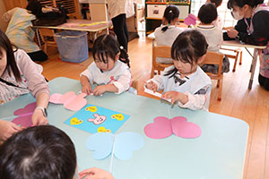 月刊絵本と制作活動の様子　うさぎ