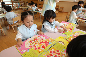 月刊絵本と制作活動の様子　うさぎ