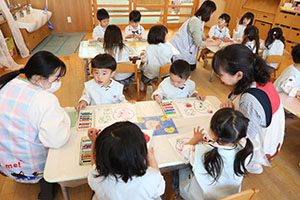 クレヨンを使って塗り絵をしました　ぱんだ・こあら