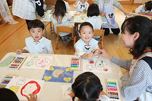 クレヨンを使って塗り絵をしました　ぱんだ・こあら