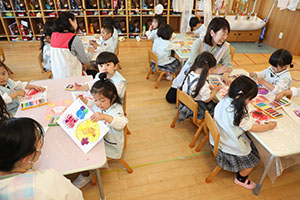 クレヨンを使って塗り絵をしました　ぱんだ・こあら