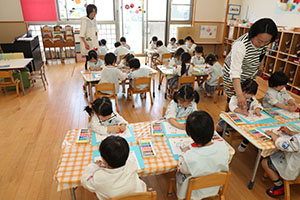 クレヨンを使って塗り絵をしました　ぱんだ・こあら