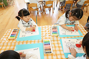 クレヨンを使って塗り絵をしました　ぱんだ・こあら