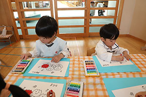 クレヨンを使って塗り絵をしました　ぱんだ・こあら