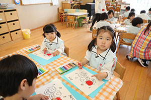 クレヨンを使って塗り絵をしました　ぱんだ・こあら