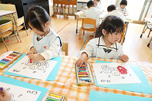 クレヨンを使って塗り絵をしました　ぱんだ・こあら