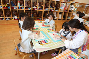 クレヨンを使って塗り絵をしました　ぱんだ・こあら