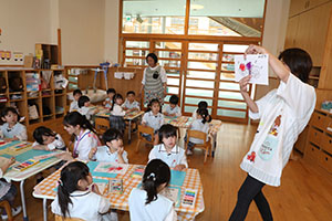 クレヨンを使って塗り絵をしました　ぱんだ・こあら