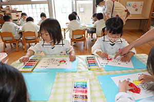 クレヨンを使って塗り絵をしました　ぱんだ・こあら