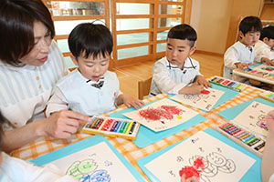 クレヨンを使って塗り絵をしました　ぱんだ・こあら