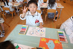 クレヨンを使って塗り絵をしました　ぱんだ・こあら