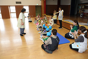 ホールでボール遊び　ひよこ・あひる・ぺんぎん