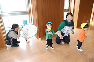 ホールでボール遊び　ひよこ・あひる・ぺんぎん