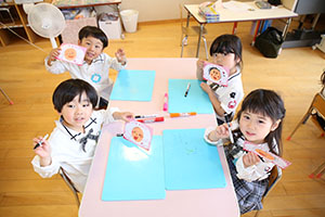 母の日の制作と泥んこ遊び　さくら