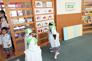 ちょうちょのメガネをもってお散歩　ことり