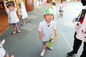 ちょうちょのメガネをもってお散歩　ことり