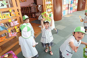 ちょうちょのメガネをもってお散歩　ことり