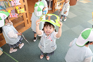ちょうちょのメガネをもってお散歩　ことり