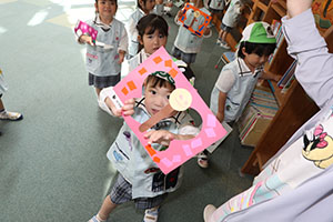 ちょうちょのメガネをもってお散歩　ことり