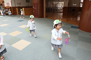 ちょうちょのメガネをもってお散歩　ことり