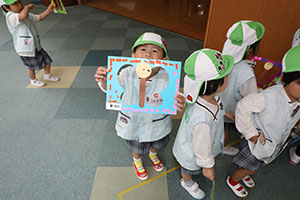 ちょうちょのメガネをもってお散歩　ことり