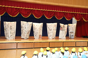 4月生まれのお誕生会　「新聞の中身はだぁれだ」　年中組