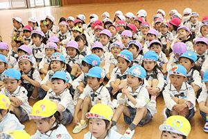4月生まれのお誕生会　「新聞の中身はだぁれだ」　年中組