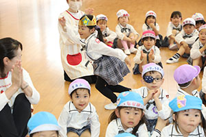 4月生まれのお誕生会　「新聞の中身はだぁれだ」　年中組