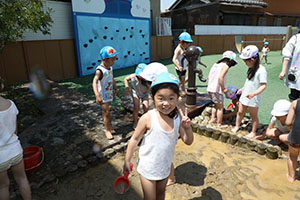 ジャブジャブ池で水遊び！　たんぽぽ・さくら
