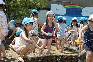 ジャブジャブ池で水遊び！　たんぽぽ・さくら